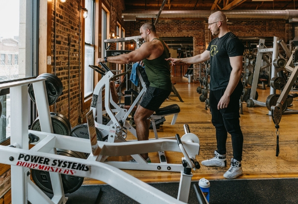Cheetah gym members with a personal trainer at the best gym in Andersonville